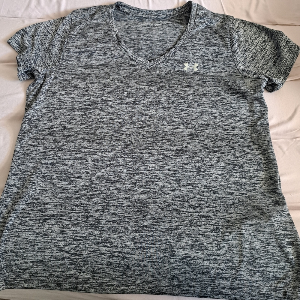 Women's Under Armour Heat Gear V-Neck T-shirt. Gray . Size XL